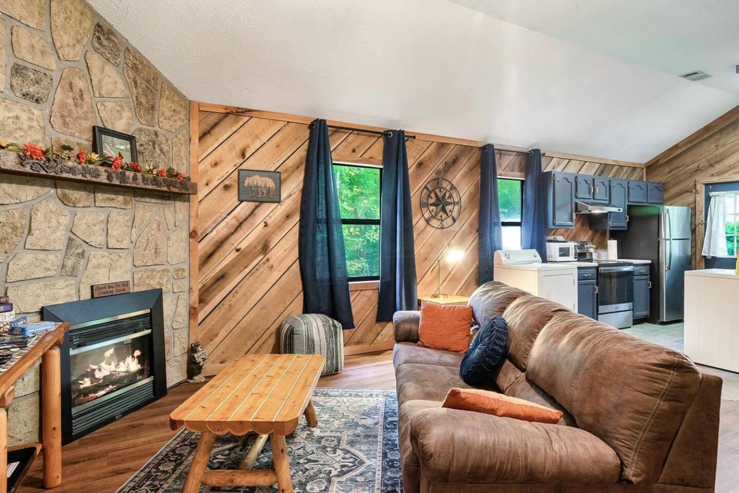 Romantic Mtn Cabin Hot Tub & Jacuzzi Views Sevierville Buitenkant foto