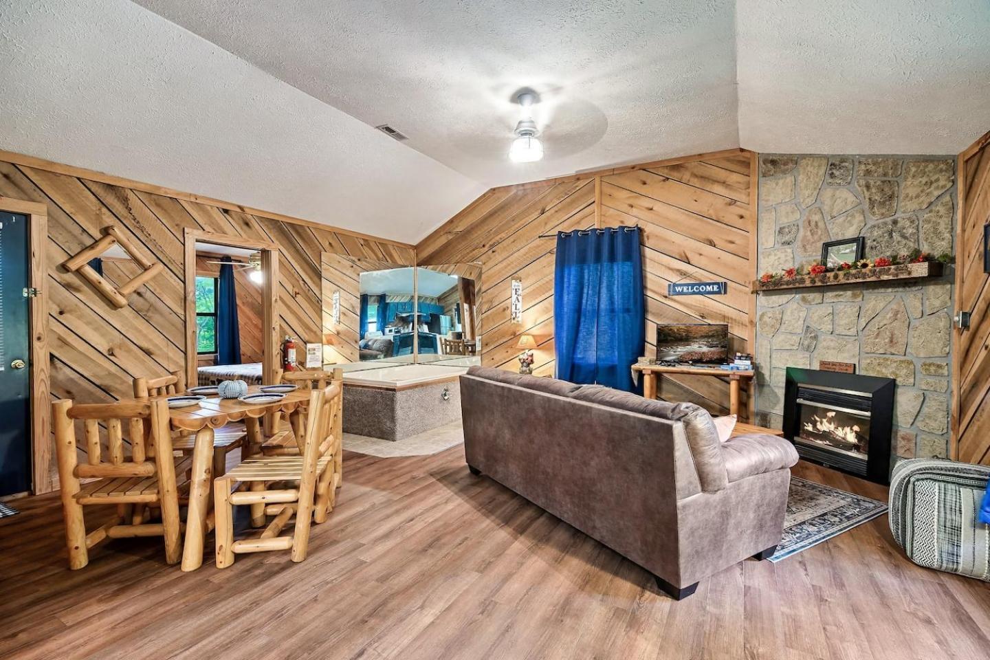 Romantic Mtn Cabin Hot Tub & Jacuzzi Views Sevierville Buitenkant foto