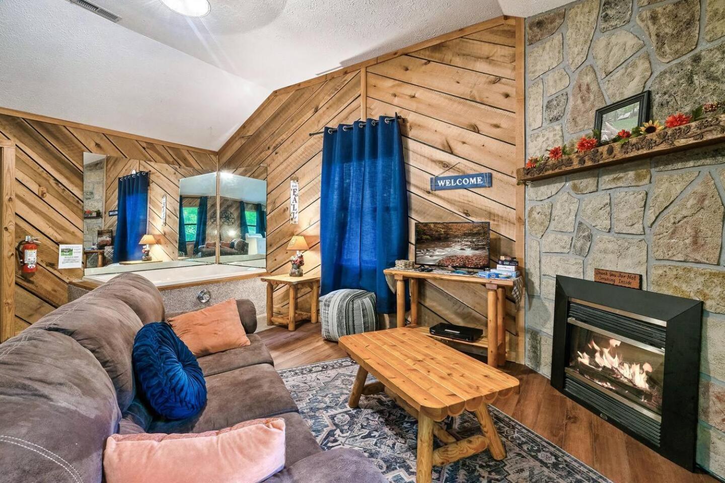 Romantic Mtn Cabin Hot Tub & Jacuzzi Views Sevierville Buitenkant foto